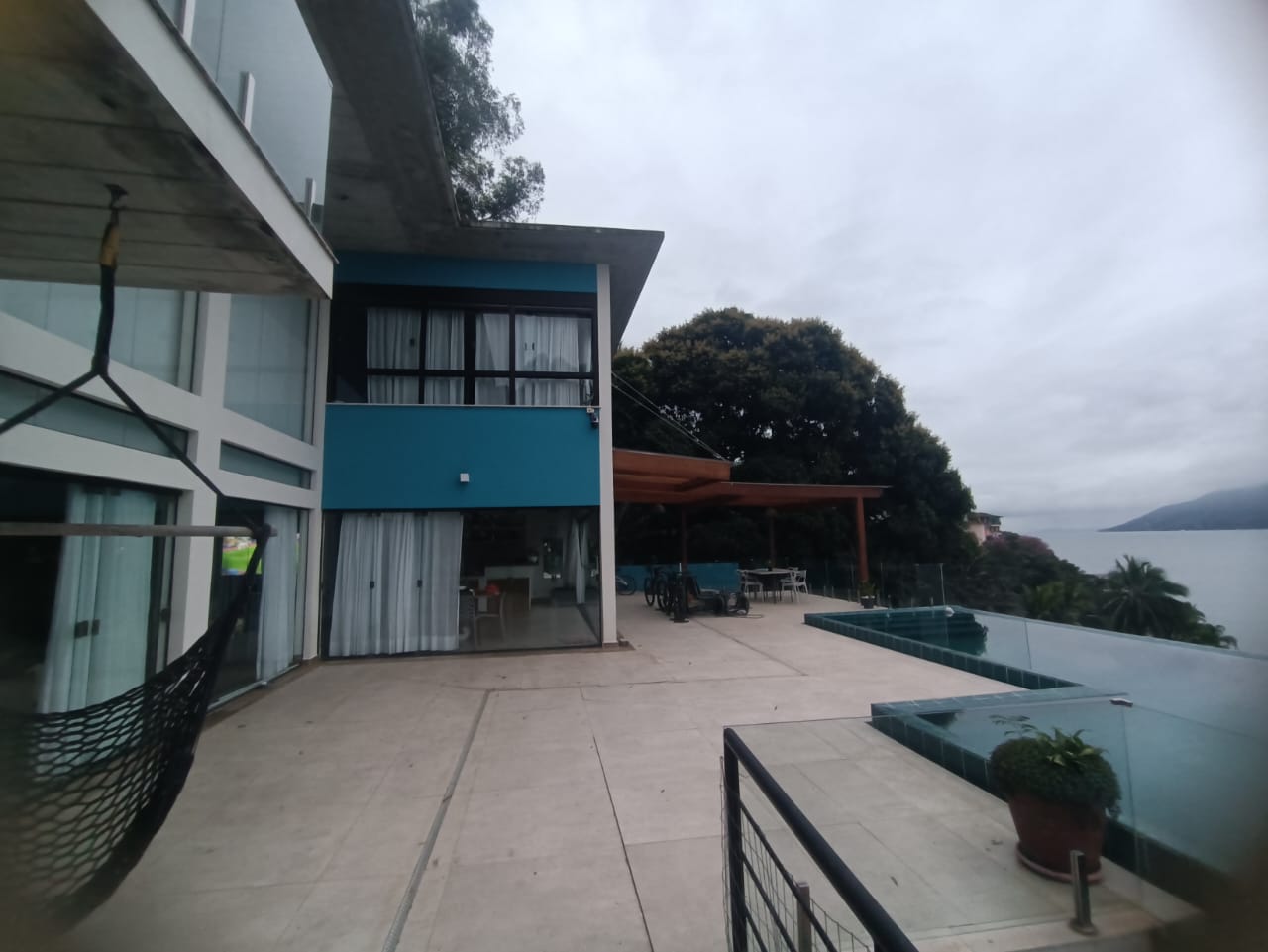 Residência concluída, com terraço e piscina de borda infinita