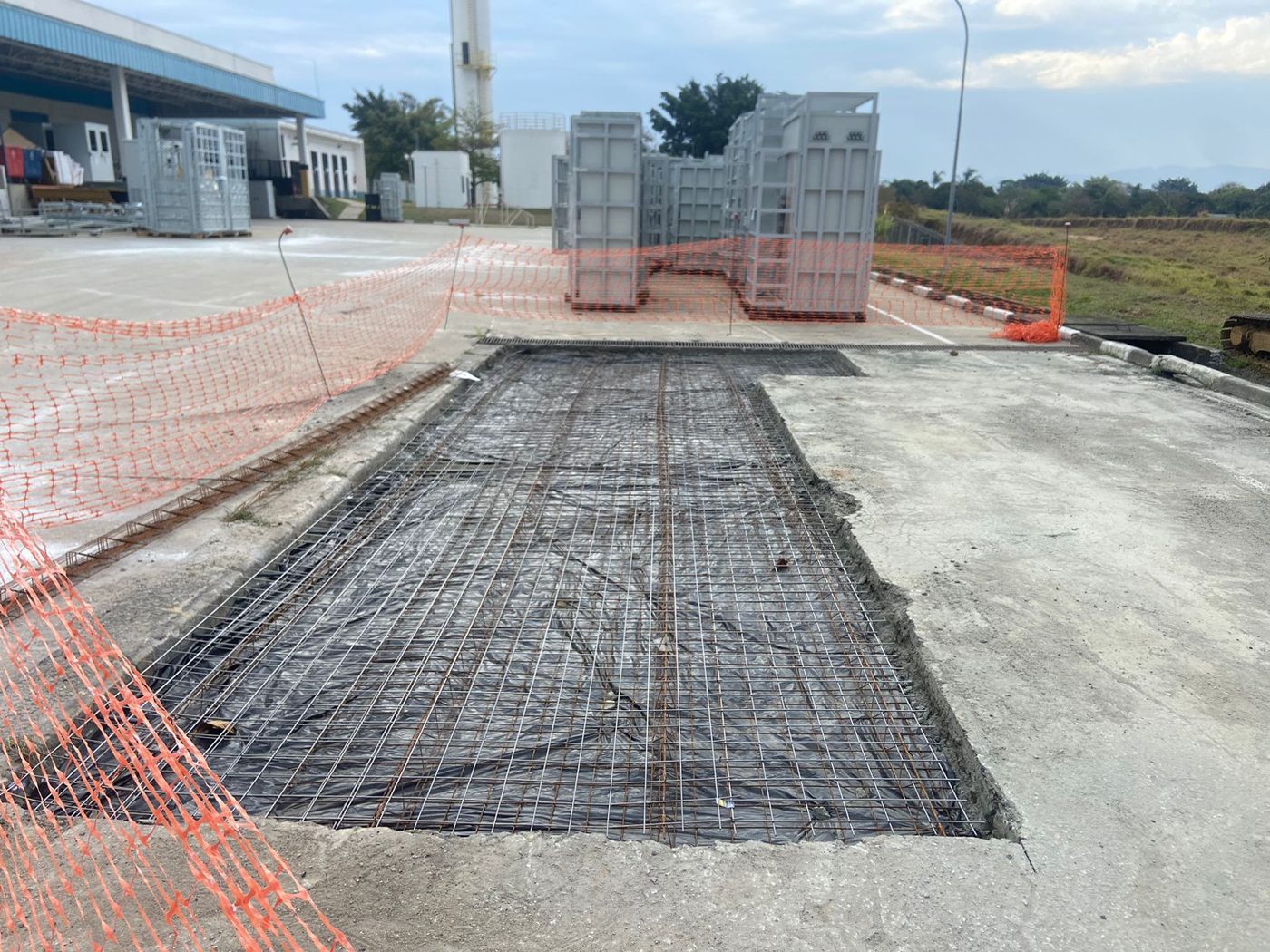 Concretagem de pavimento com lançamento por caminhão-betoneira