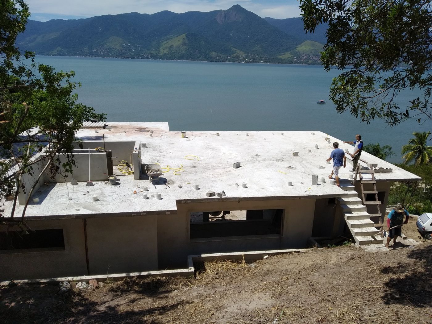 Laje concretada em obra residencial de encosta