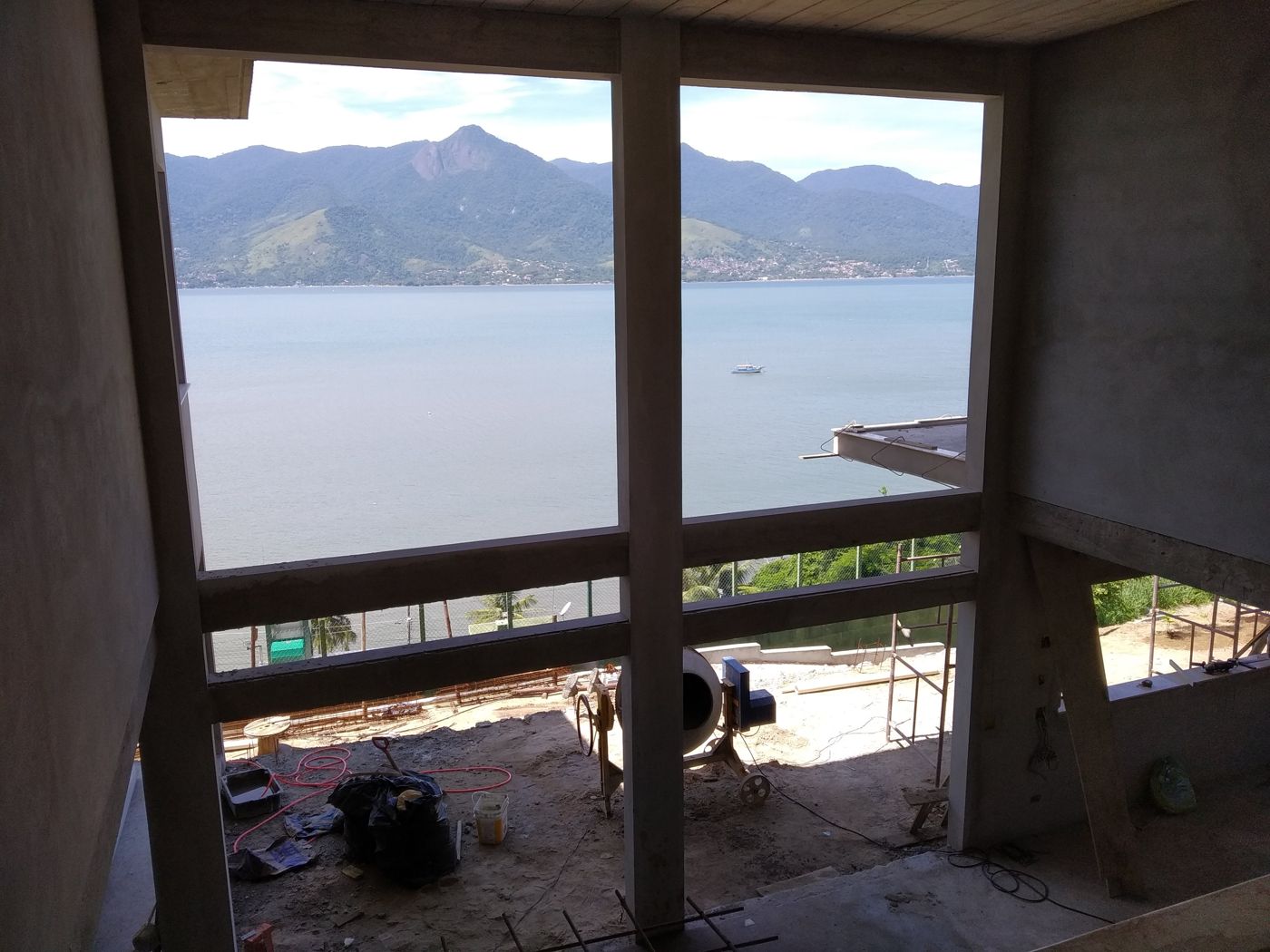 Vão estrutural de residência em obra, com vista para o mar